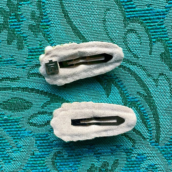 LAST PAIR Deepa Gurnani Arabella Set of 2 Gold Faux Pearl Crystal Hair Clips - Picture 7 of 9